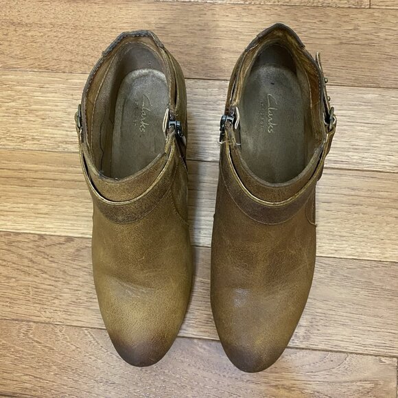 Clarks Artisan 8.5 Spye Belle Ankle Boots Camel Distressed Leather Zip Booties - Picture 3 of 10